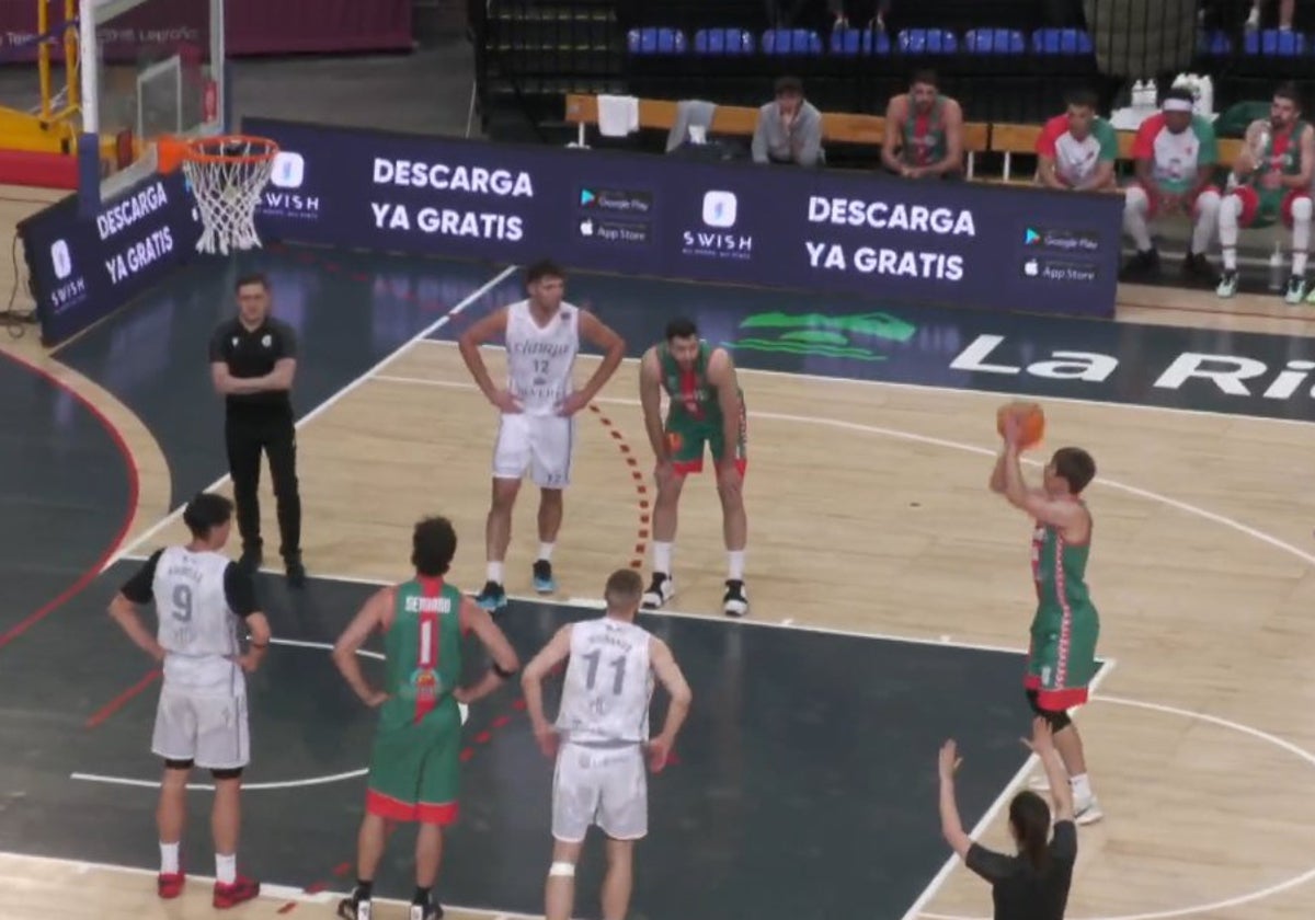 Herrera, lanzando un tiro libre ante el Rioverde Clavijo