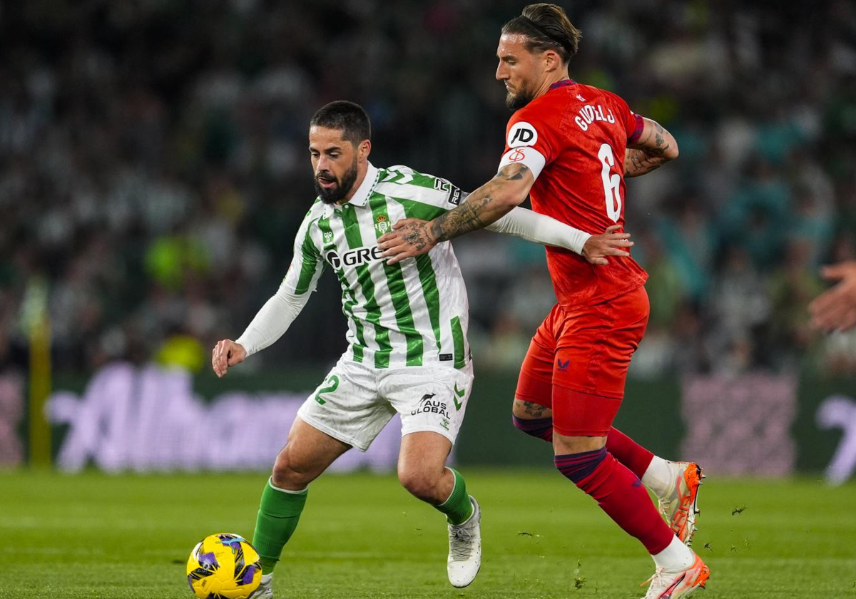 Isco se marcha de Gudelj con el balón controlado durante El Gran Derbi Betis - Sevilla de ayer en el Villamarín