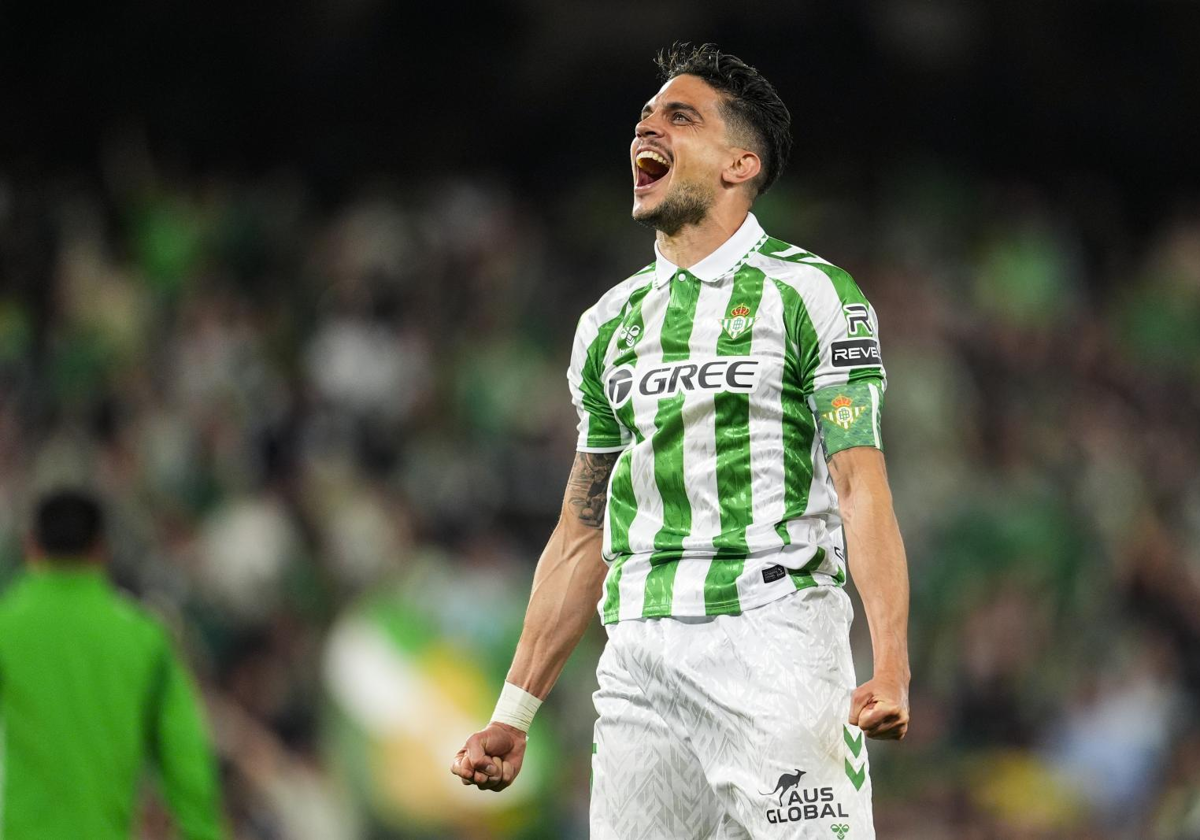 El cinco del Betis celebrando la victoria verdiblanca en el Gran Derbi