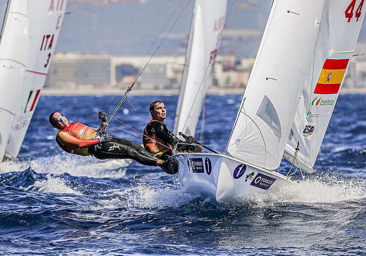 Jordi Xammar y Marta Cardona en plena acción en la bahía de Palma en el estreno del Sofía Mallorca by FERGUS