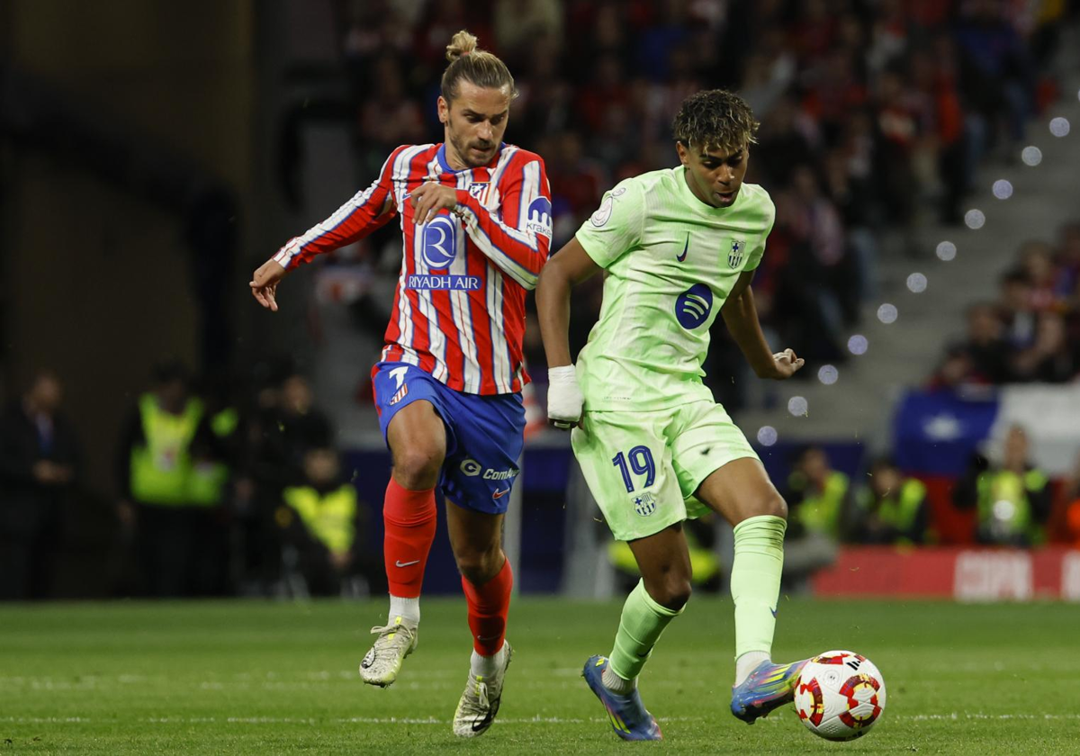 Lamine Yamal disputa un balón ante Antoine Griezmann, durante el encuentro de vuelta de las semifinales de la Copa del Rey entre Atlético de Madrid y FC Barcelona