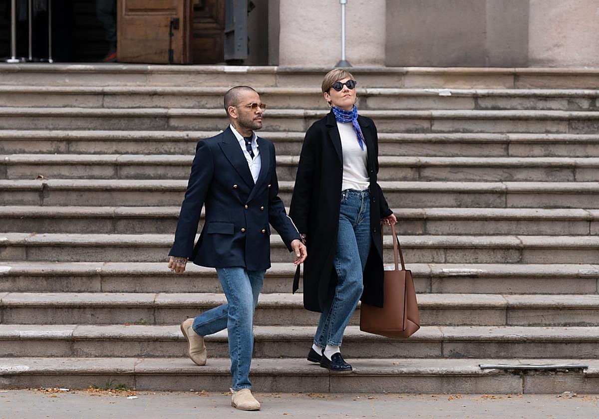 El futbolista Dani Alves junto a su abogada.