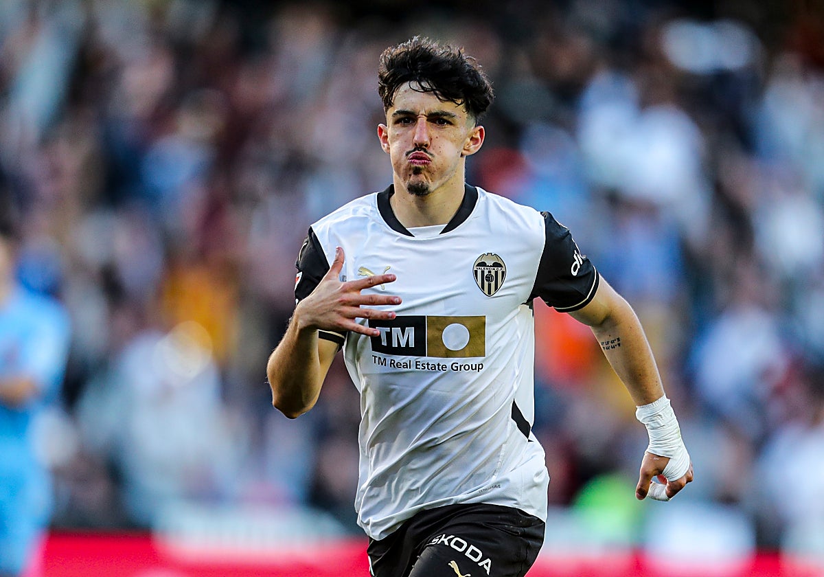 Diego López celebra un gol con el Valencia