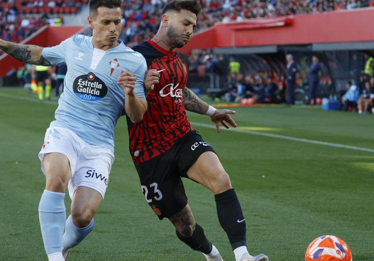 El defensa del Mallorca Pablo Maffeo pelea un balón con Alfon González durante el partido de LaLiga entre el Real Mallorca y el Celta, este sábado en el estadio de Son Moix, en Palma