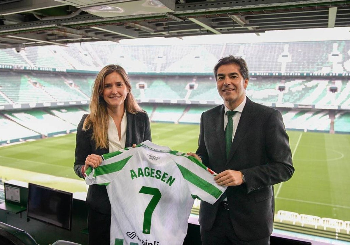 La ministra Aagesen, con el presidente del Betis, Ángel Haro, en el Benito Villamarín