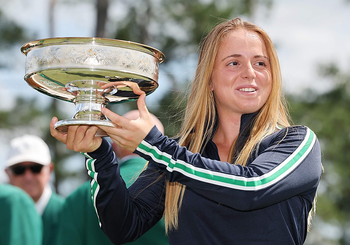 Carla Bernat, con el trofeo que le acredita como campeona en Augusta