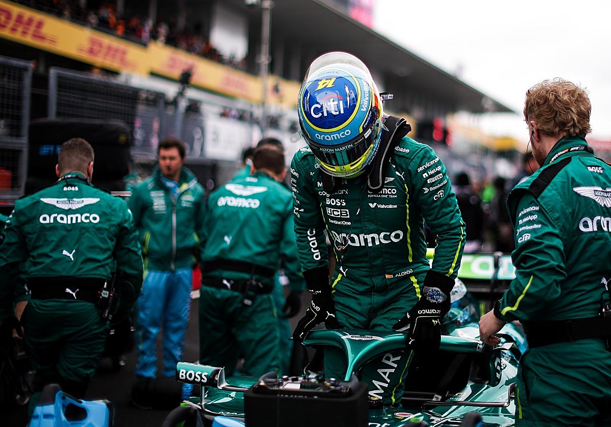 Alonso, subiendo al Aston Martin