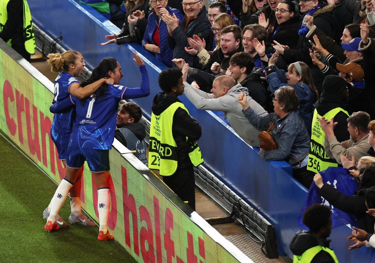 Jugadoras del Chelsea celebran un gol con la grada