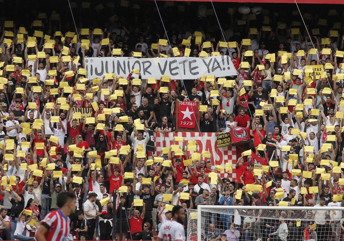Los aficionados del Sevilla protestan contra los dirigentes durante el partido contra el Atlético