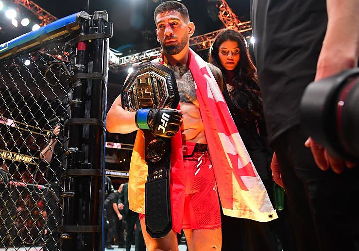 Ilia Topuria sale del octágono con su cinturón de la UFC