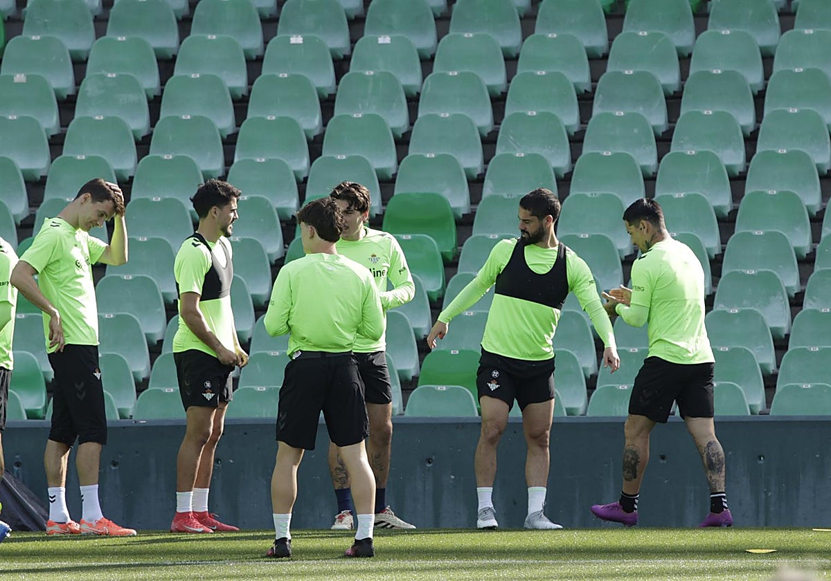 Isco participa con sus compañeros en el entrenamiento del Betis en el estadio Benito Villamarín