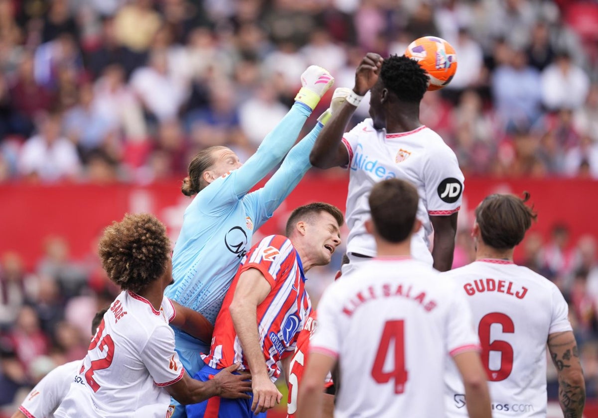 Nyland despeja un balón con los puños antes el Atlético de Madrid en el Sánchez-Pizjuán