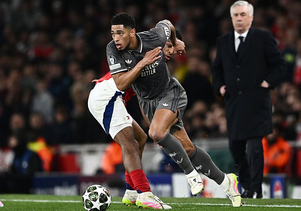 Bellingham supera a un rival bajo la atenta mirada de Ancelotti