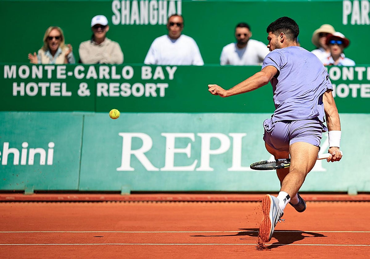 Alcaraz, en el momento de devolver la pelota por debajo de las piernas