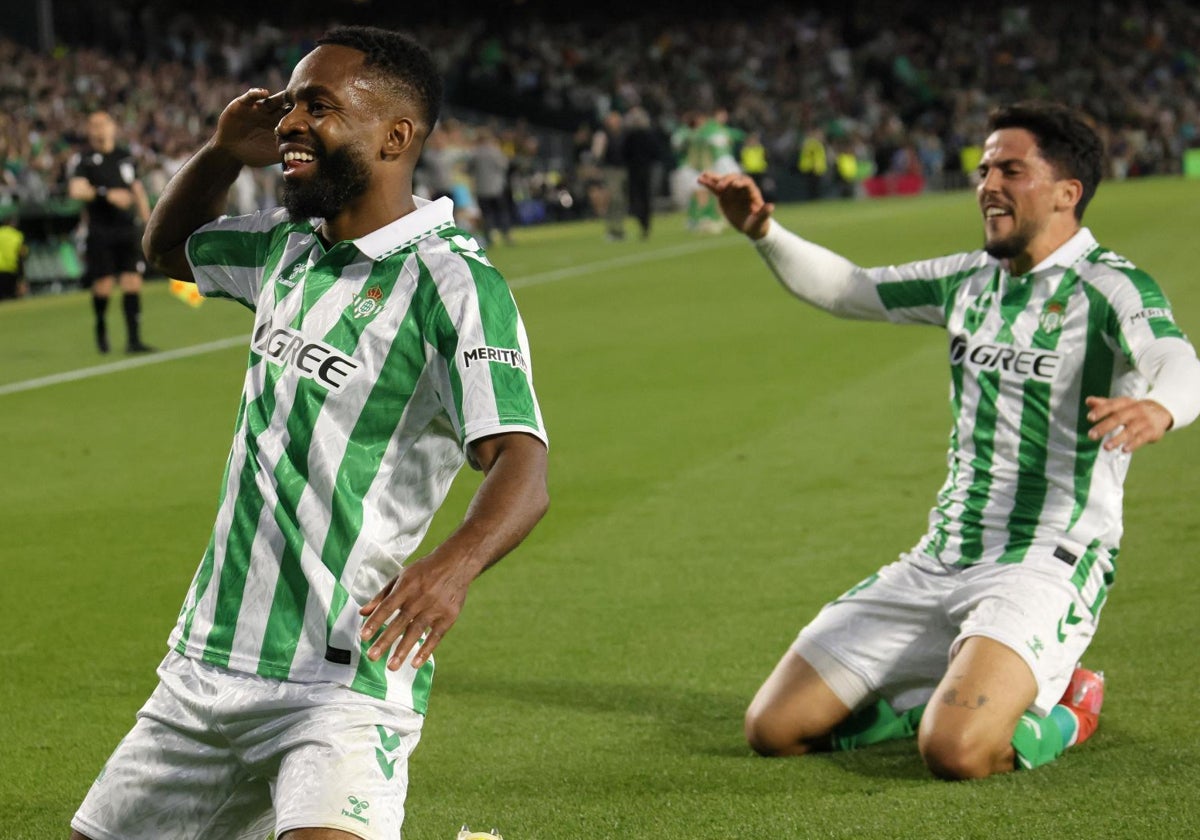 Bakambu y Fronals celebran el gol del congoleño ante el Jagiellonia