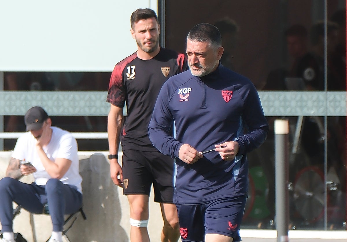 García Pimienta aparece en el entrenamiento del Sevilla seguido de Saúl