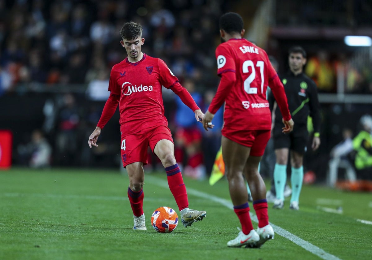 Kike Salas controla el balón durante el Valencia - Sevilla