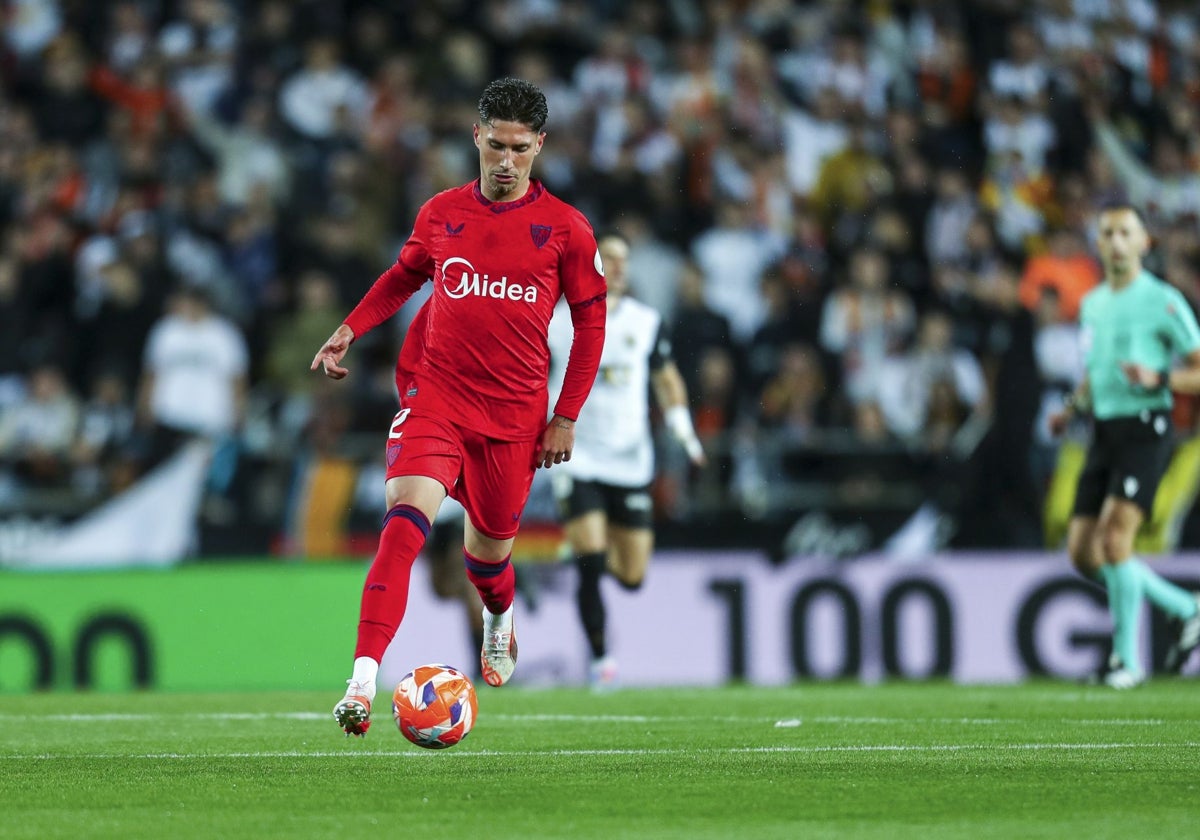 Carmona conduce el balón durante el Valencia-Sevilla