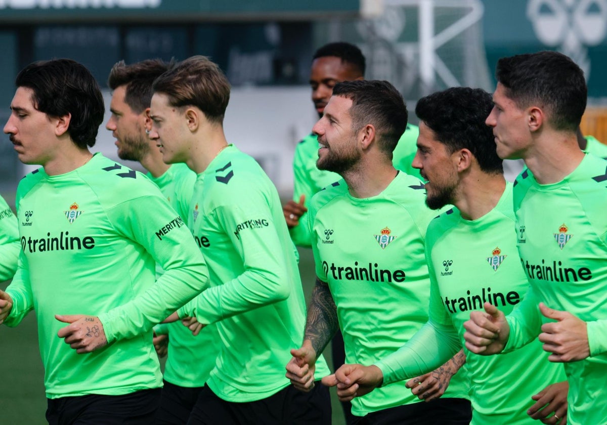 Varios futbolistas del Betis, en el inicio del entrenamiento de este sábado