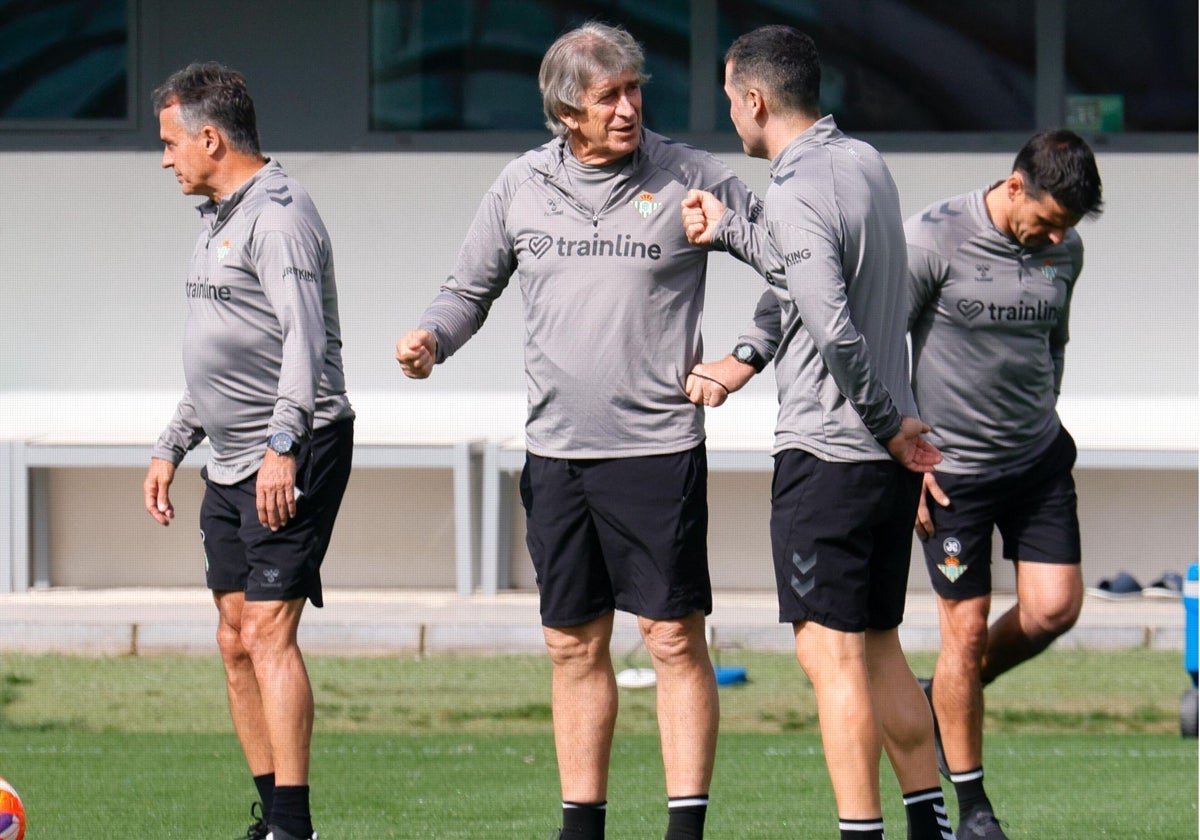 Manuel Pellegrini habla con Fernando en el inicio del entrenamiento de este sábado