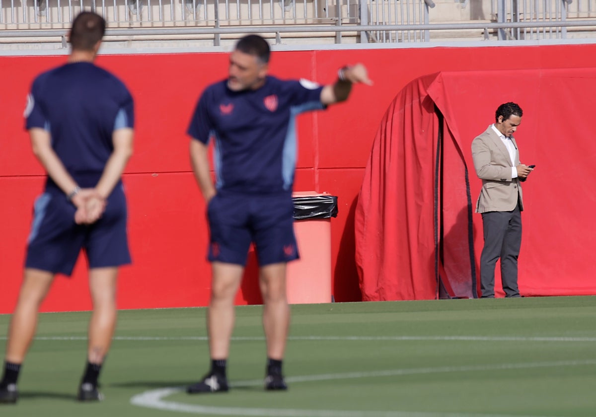 García Pimienta dirige un entrenamiento ante la presencia de Del Nido Carrasco