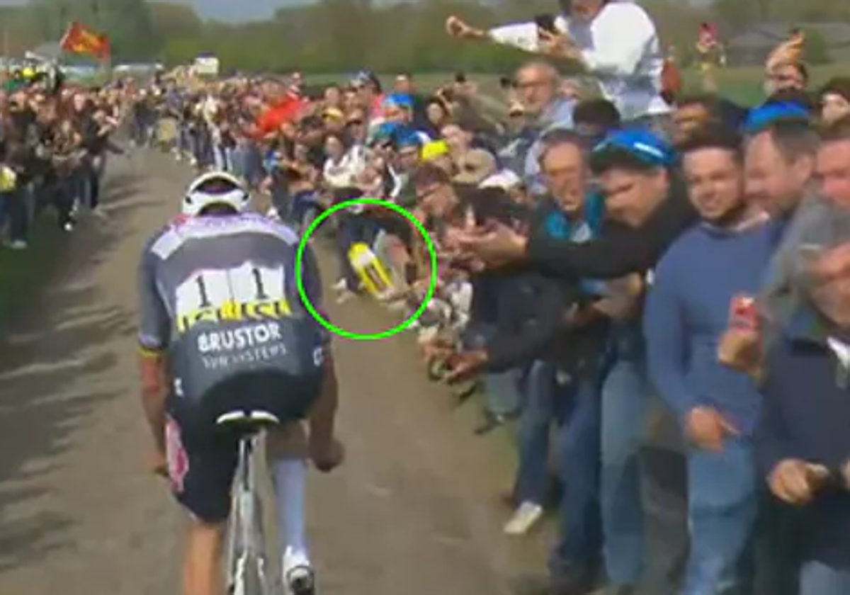 Se busca al salvaje que le tiró un bidón a la cara a Van der Poel