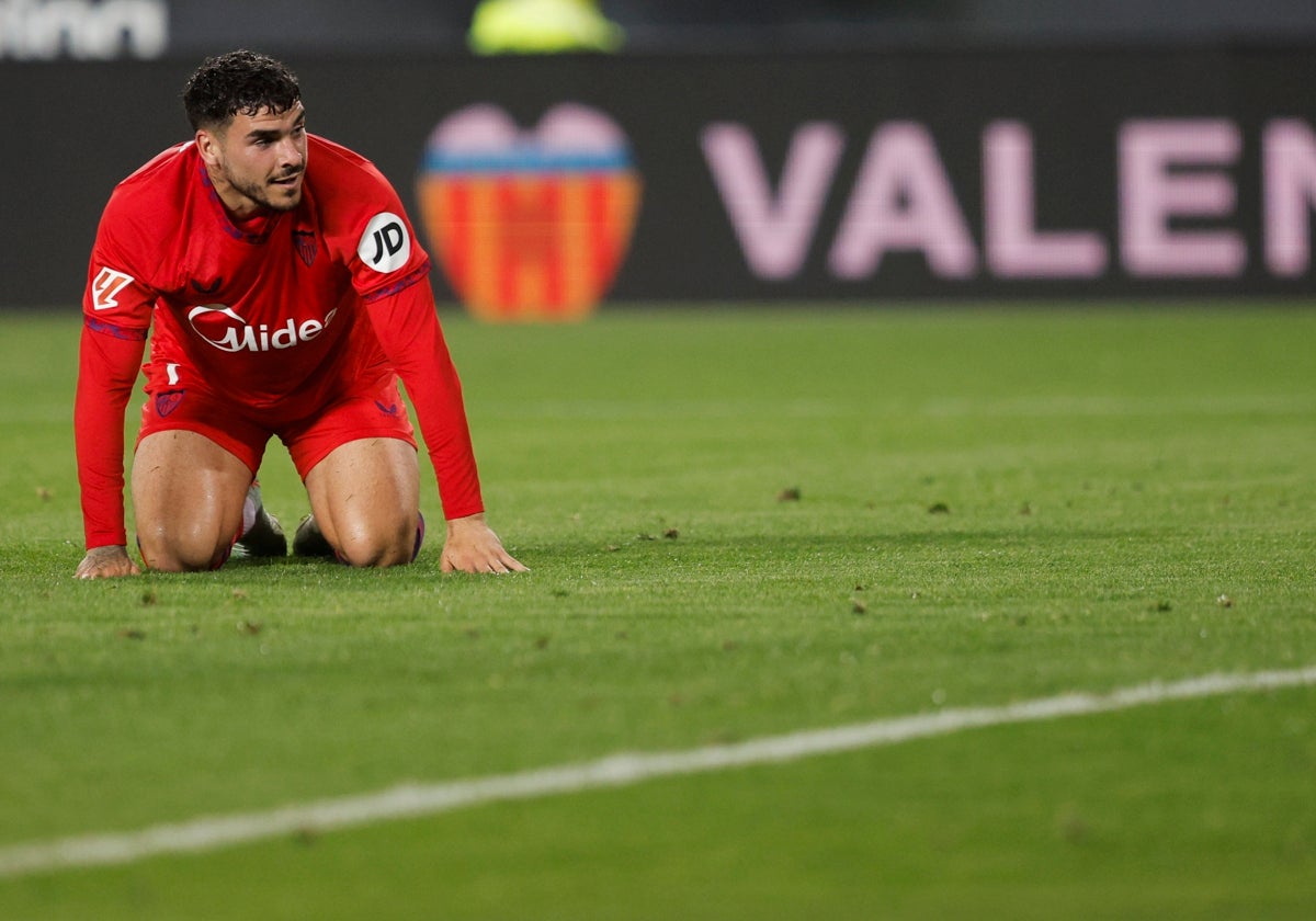 Isaac Romero, sobre el césped de Mestalla