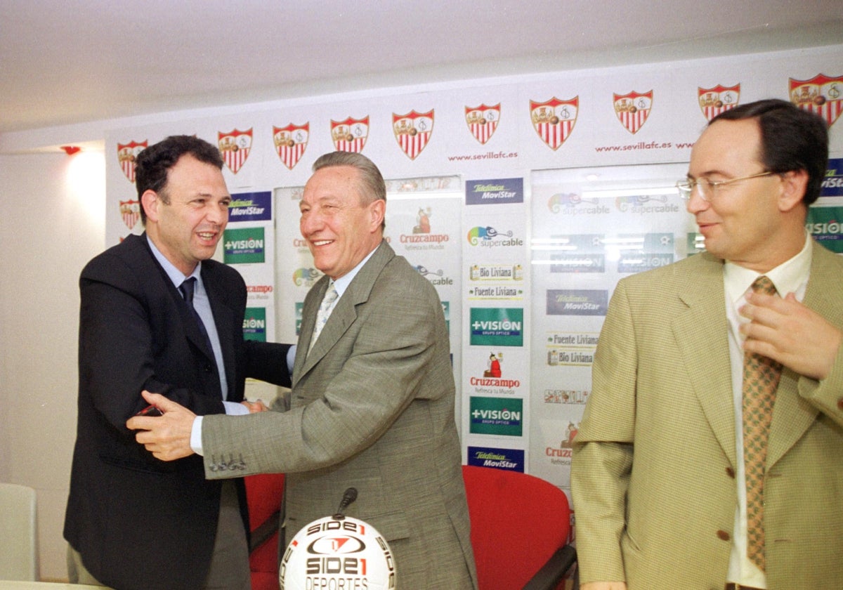 Primera presentación de Joaquín Caparrós como entrenador del Sevilla en el año 2000