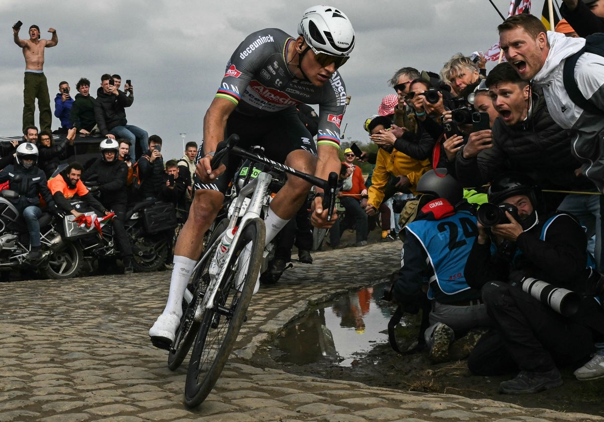 Van der Poel, durante la París-Roubaix