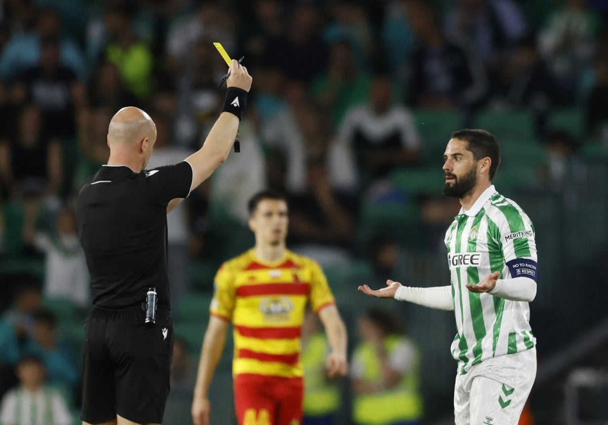 Anthony Taylor amonesta a Isco durante el Betis - Jagiellonia