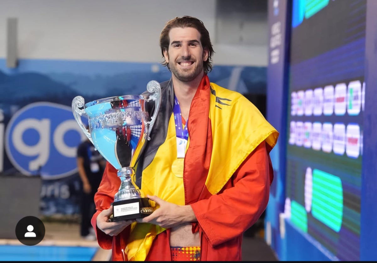 Miguel de Toro, posando con el trofeo de la Copa del Mundo ganada en Podgorica este fin de semana