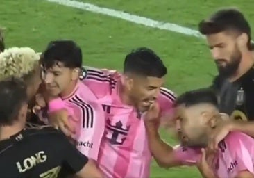 Surrealista mordisco de Luis Suárez a Jordi Alba en medio de una tangana