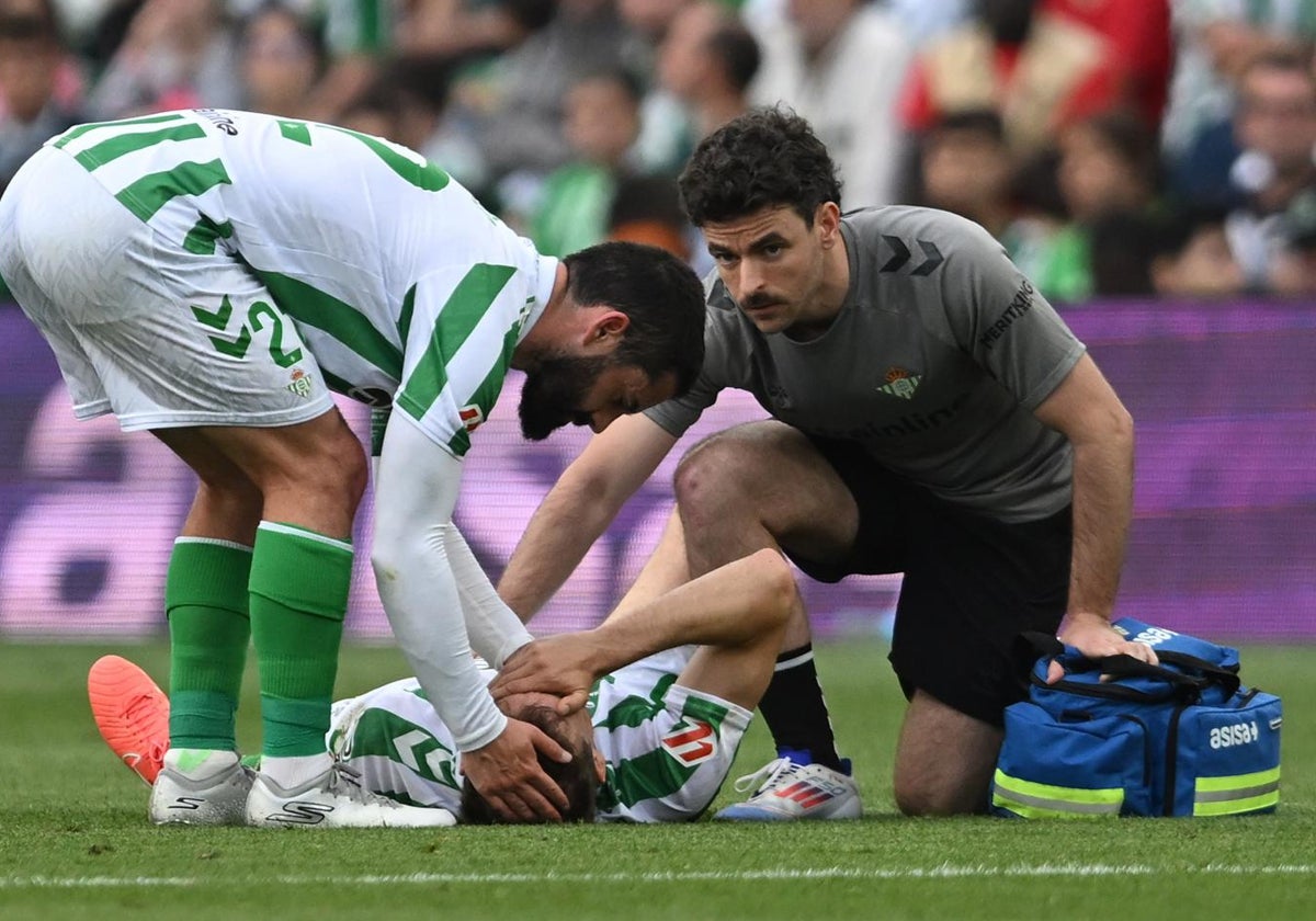 Isco attends Llorente after injuring Betis - Villarreal last weekend