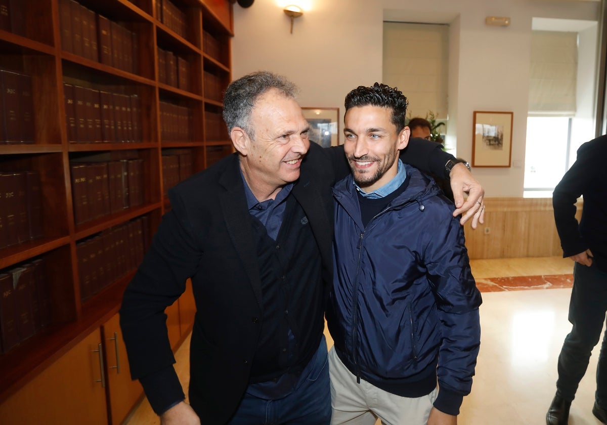 Joaquín Caparrós and Jesús Navas, together in an act of ABC in Seville