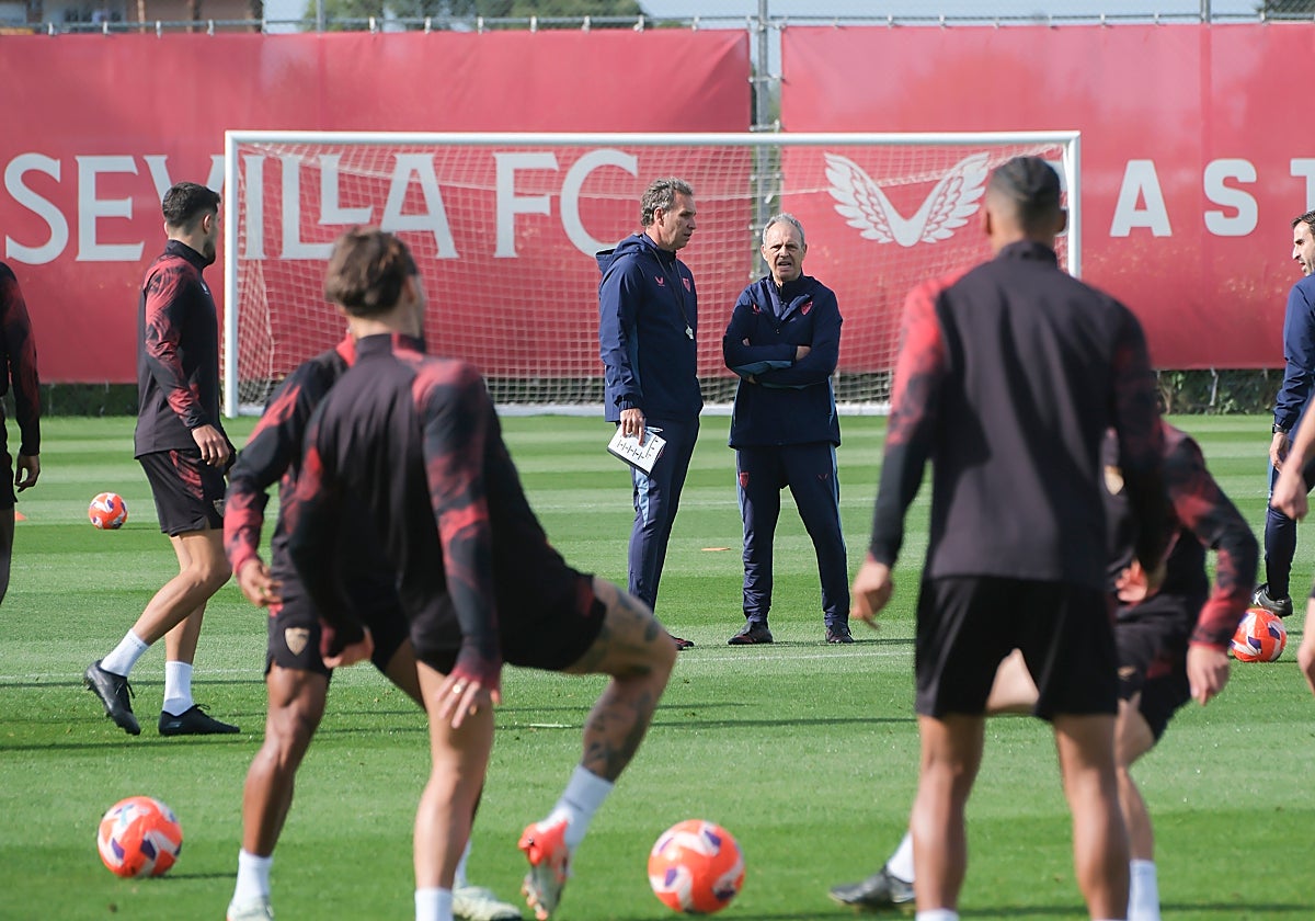 Joaquín Caparrós, junto a su segundo, en un entrenamiento del Sevilla