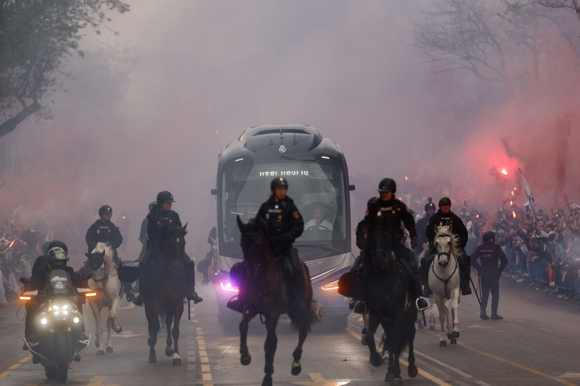 El autobús del Real Madrid llega escoltado por la Policía al Estadio Santiago Bernabéu.