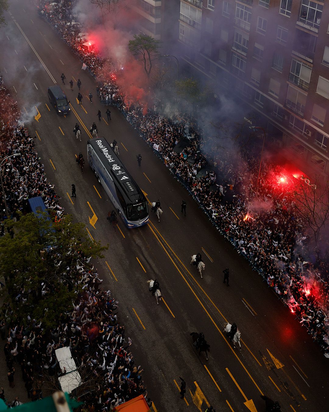 El autobús del Real Madrid llegando al Santiago Bernabéu.