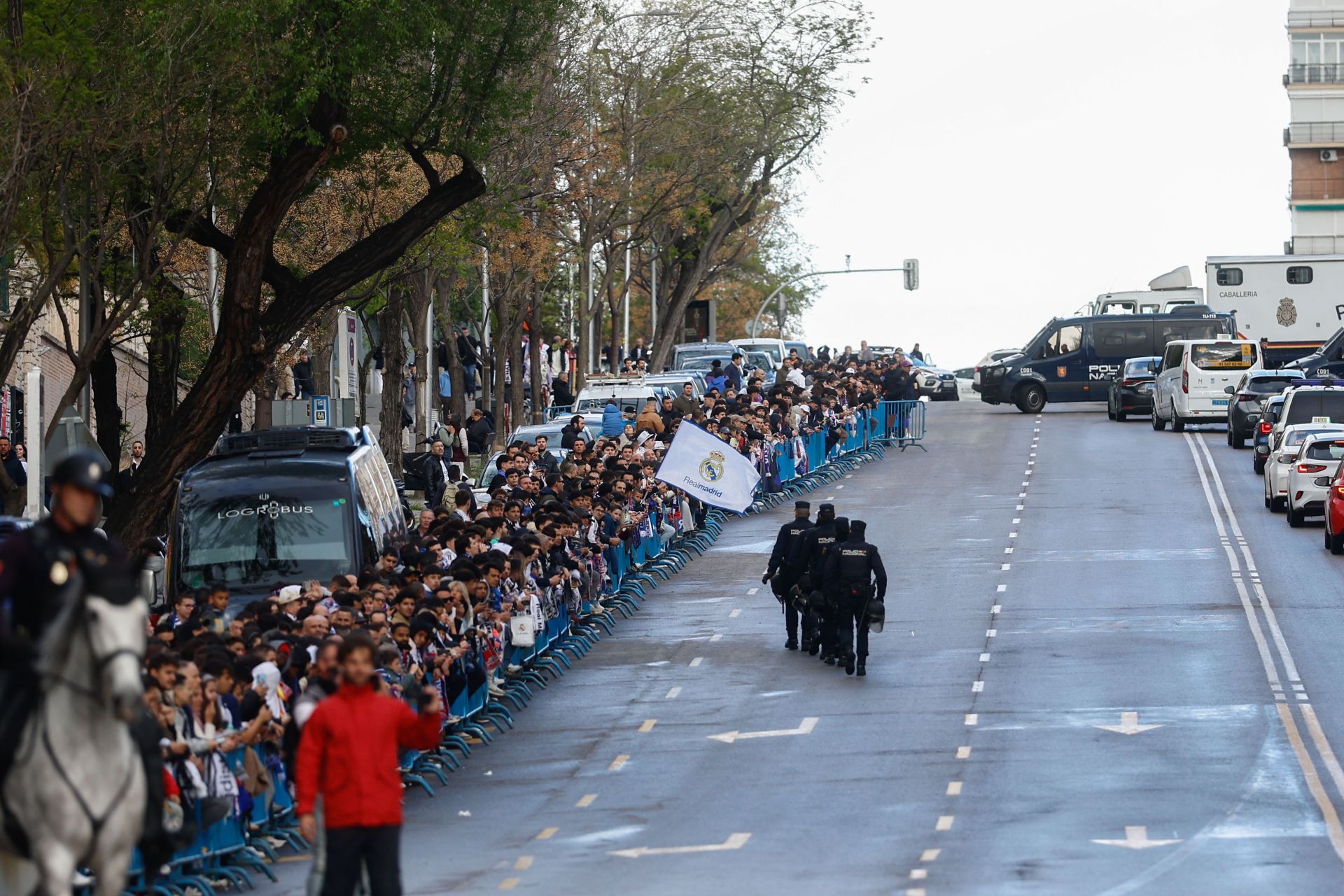 Aficionados esperan la llegada del Real Madrid. 