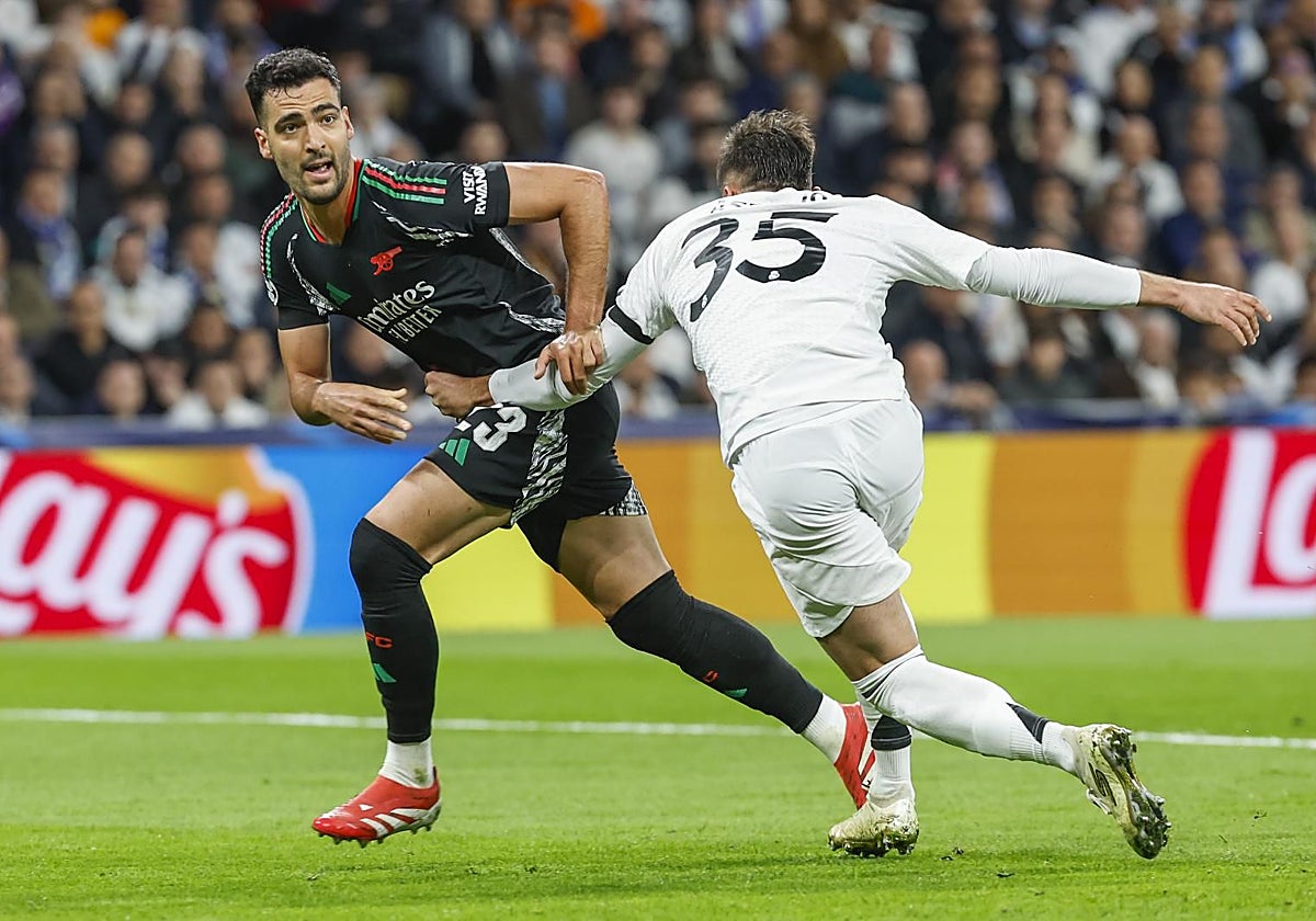 Asencio agarra a Merino en la jugada del penalti a los 10 minutos