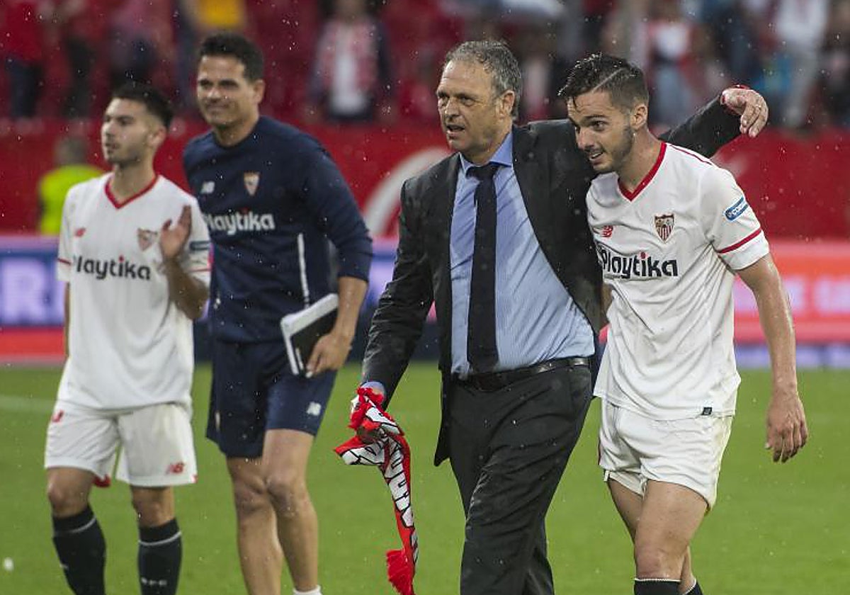 Joaquín Caparrós junto a Pablo Sarabia tras el Sevilla - Alavés de la temporada 2017-2018