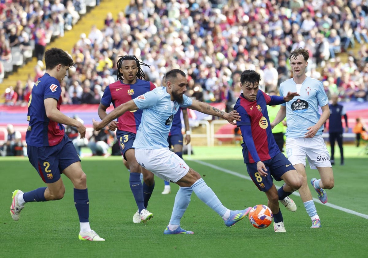 Borja Iglesias, rodeado de jugadores del Barcelona
