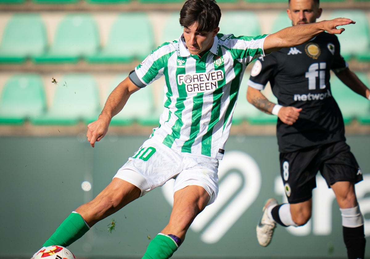 Carlos Reina, en un lance del Betis Deportivo - Hércules