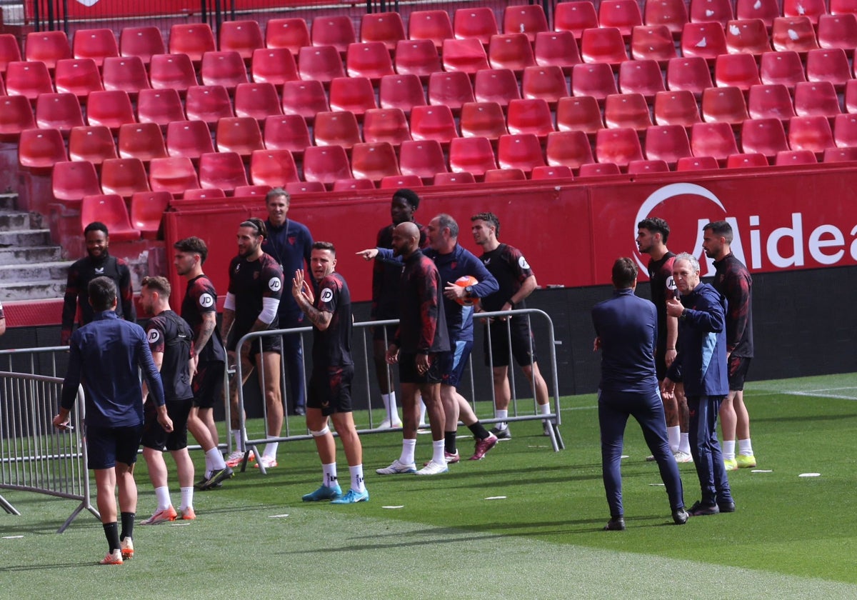 Los jugadores del Sevilla realizan en el estadio el entrenamiento previo a la visita del Alavés a Nervión