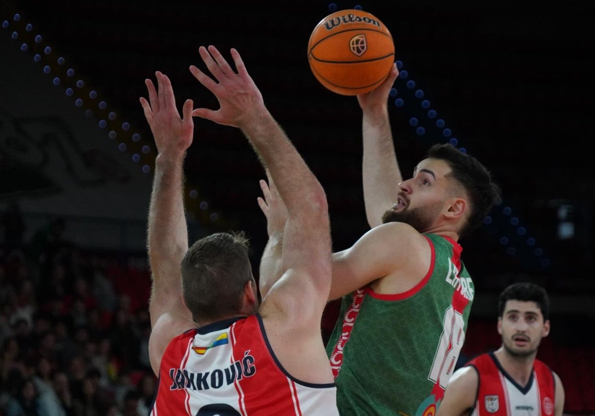 Latorre intenta anotar con un gancho ante Jankovic