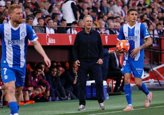 Joaquín Caparrós, en la banda del Ramón Sánchez-Pizjuán, durante el Sevilla-Alavés