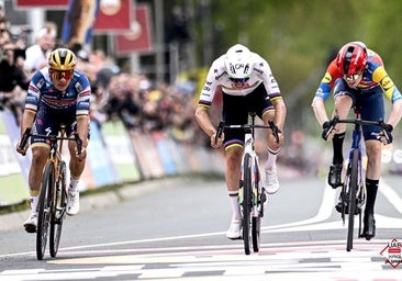 Skjelmose absorbe a los colosos Pogacar y Evenepoel