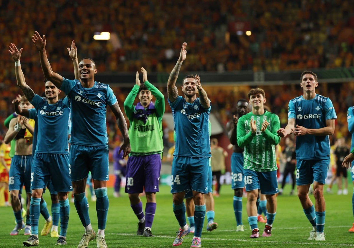 Los jugadores del Betis celebran mirando a la afición desplazada a Bialystok el pase a las semifinales de la Conference League