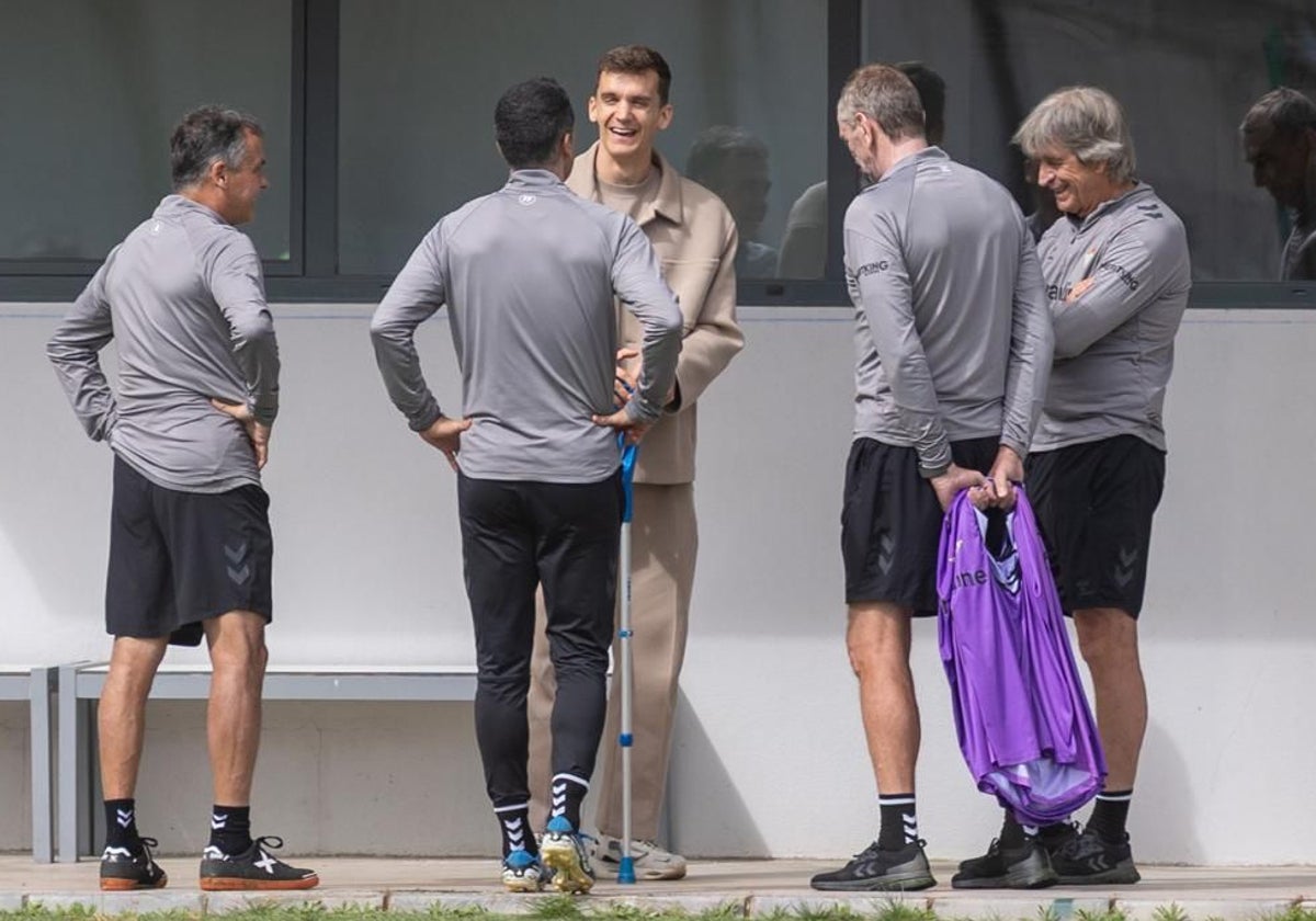 Diego Llorente sonríe mientras dialoga con Alexis, Fernando, Cousillas y Pellegrini en el entrenamiento de este sábado