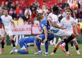 Lukebakio pelea por un balón durante el Sevilla-Alavés