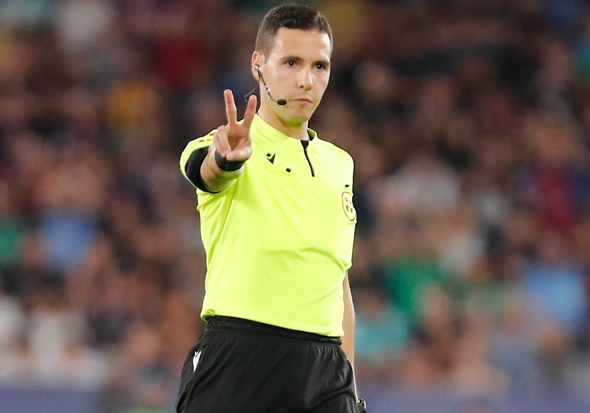 El colegiado Hernández Maeso, en un partido